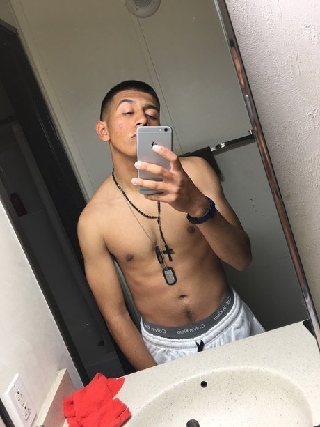 Naakte gelekte OnlyFans-foto van Derian X Lara