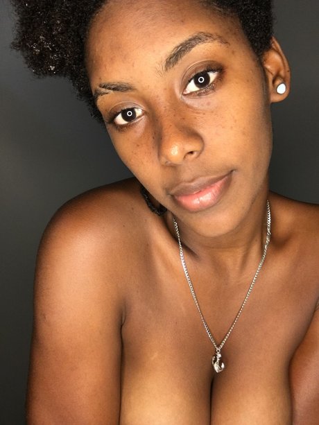 Naakte gelekte OnlyFans-foto van La Marlexxx