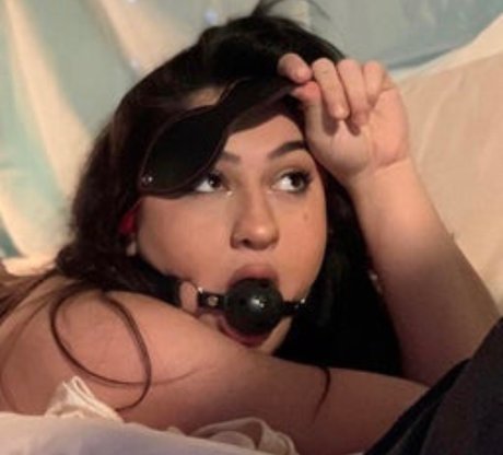 Naakte gelekte OnlyFans-foto van The Doll