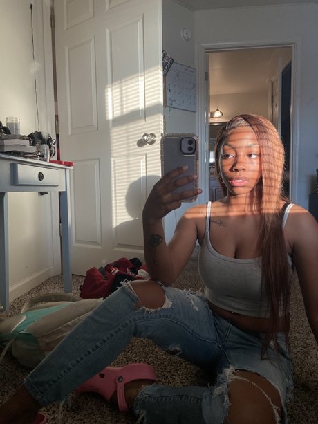 Naakte gelekte OnlyFans-foto van Lai