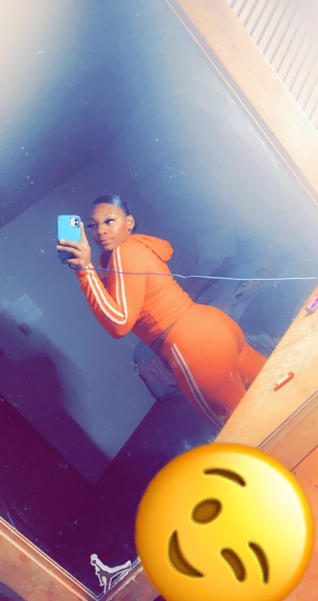 Naakte gelekte OnlyFans-foto van Lailonie Marie