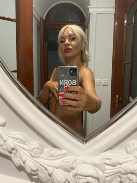 Naakte gelekte OnlyFans-foto van  Nessi The Violinist