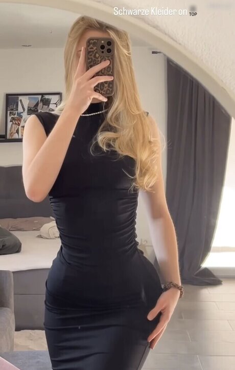 Naakte gelekte OnlyFans-foto van Kim Jule