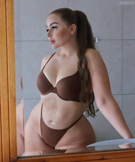 Naakte gelekte OnlyFans-foto van Emma Christina