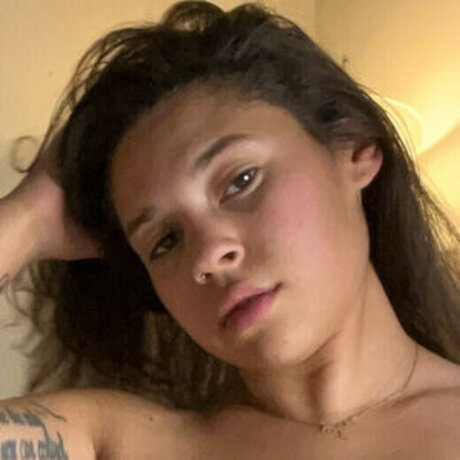 Naakte gelekte OnlyFans-foto van Emmy Steele