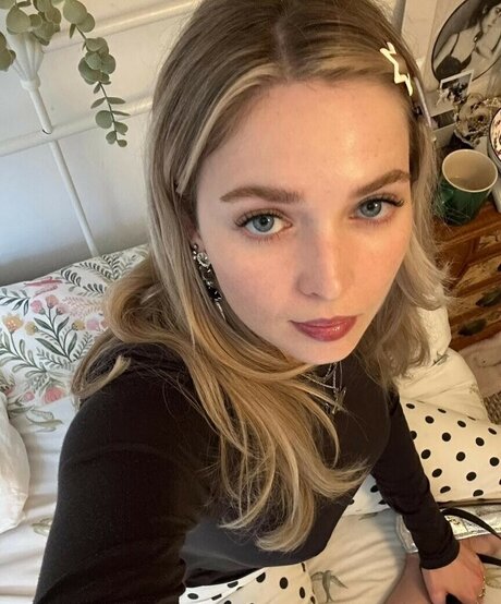 Naakte gelekte OnlyFans-foto van Meg Mills