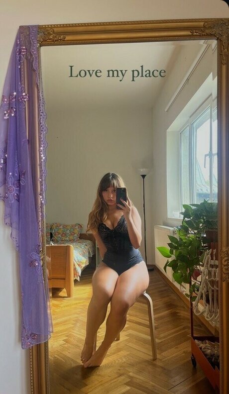 Naakte gelekte OnlyFans-foto van Anda Tohatan