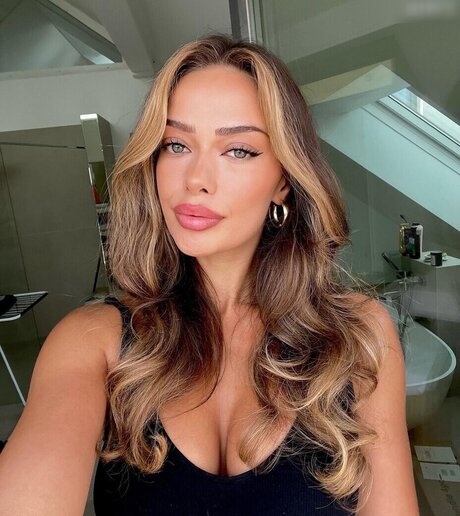 Naakte gelekte OnlyFans-foto van Camilla Nkenke