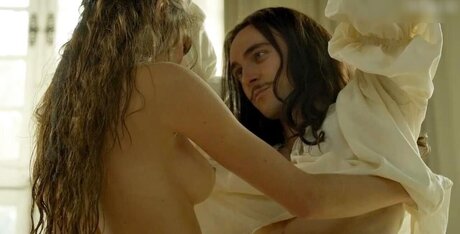 Naakte gelekte OnlyFans-foto van Versailles Fernsehserie