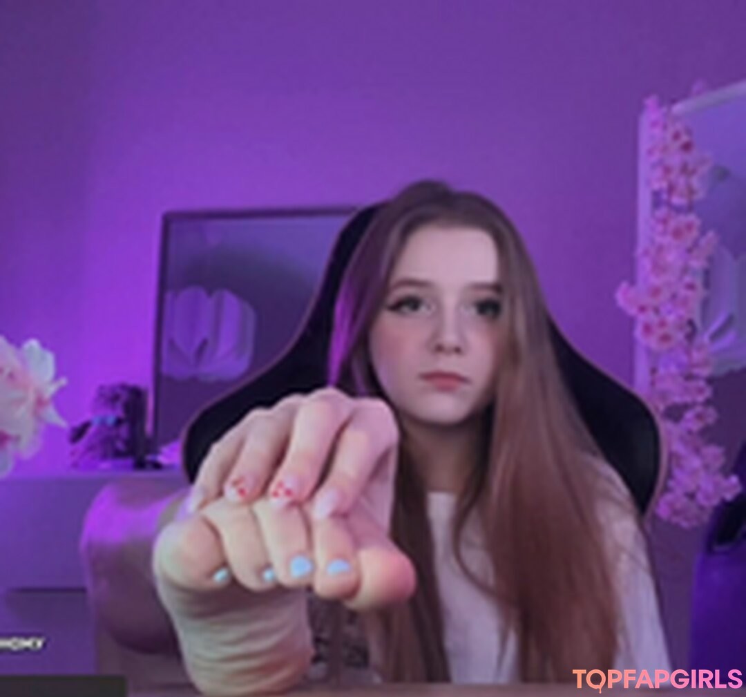 Naakte gelekte OnlyFans-foto van Littleangellmarr #5 Naakte gelekte OnlyFans-foto van Littleangellmarr #5