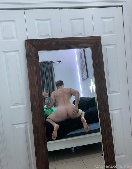 Naakte gelekte OnlyFans-foto van Rrxivi