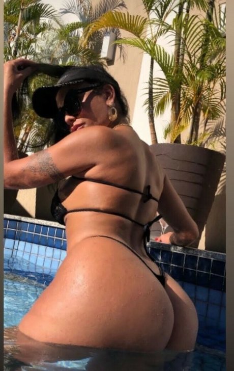 Naakte gelekte OnlyFans-foto van Michelle Belem