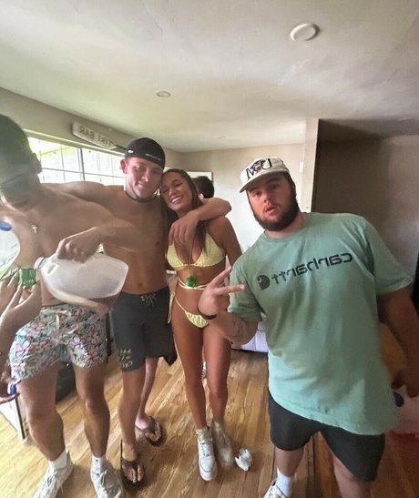 Naakte gelekte OnlyFans-foto van Isamariduena