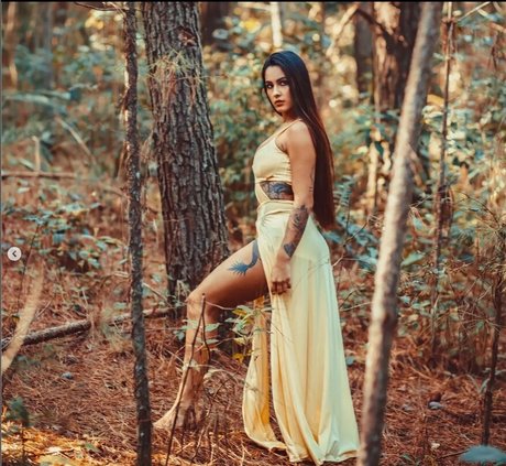 Naakte gelekte OnlyFans-foto van Lauratavora