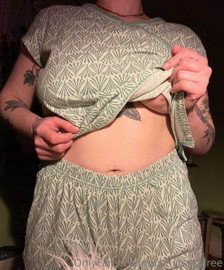 Naakte gelekte OnlyFans-foto van Bushybabyfree