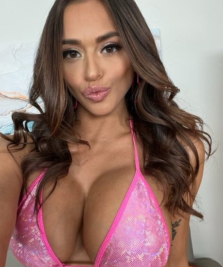 Naakte gelekte OnlyFans-foto van Armani Black