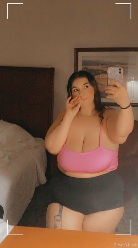 Naakte gelekte OnlyFans-foto van Rosedkush