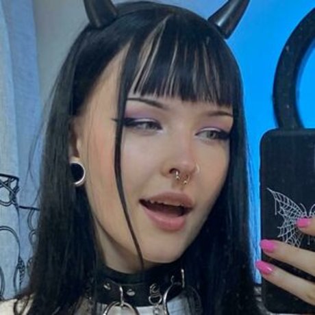 Naakte gelekte OnlyFans-foto van Gothebabe