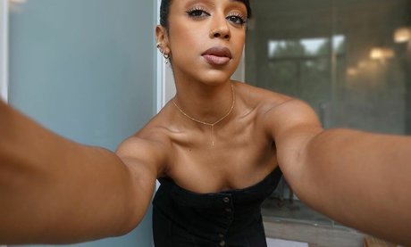 Naakte gelekte OnlyFans-foto van Liza Koshy