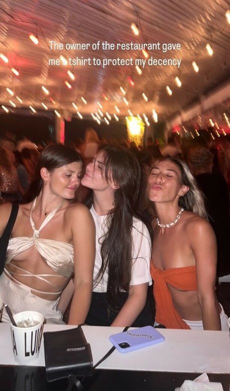 Naakte gelekte OnlyFans-foto van Livefitelle