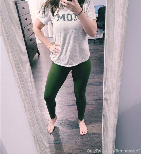 Naakte gelekte OnlyFans-foto van Fitmomwith3