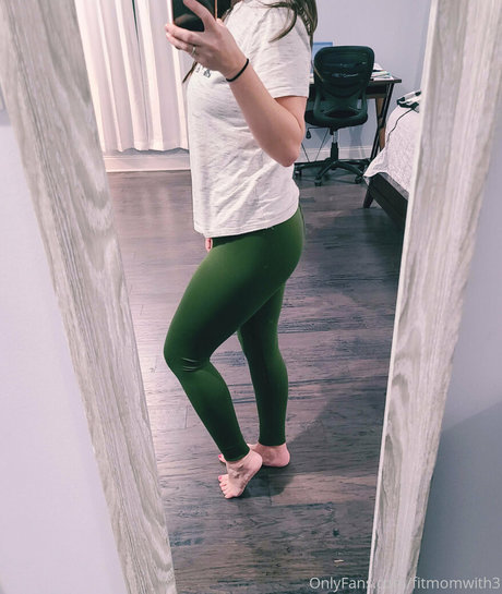 Naakte gelekte OnlyFans-foto van Fitmomwith3
