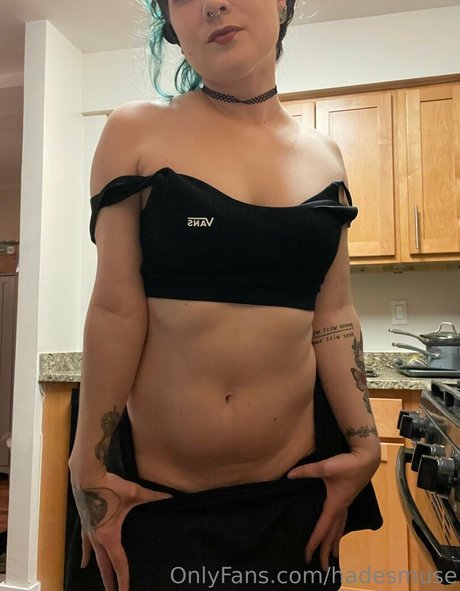 Naakte gelekte OnlyFans-foto van Hadesmuse