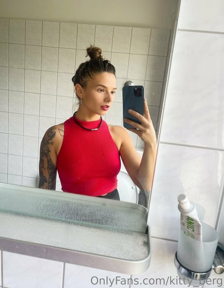 Naakte gelekte OnlyFans-foto van Kitty Berg