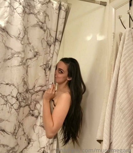 Naakte gelekte OnlyFans-foto van Musemegara
