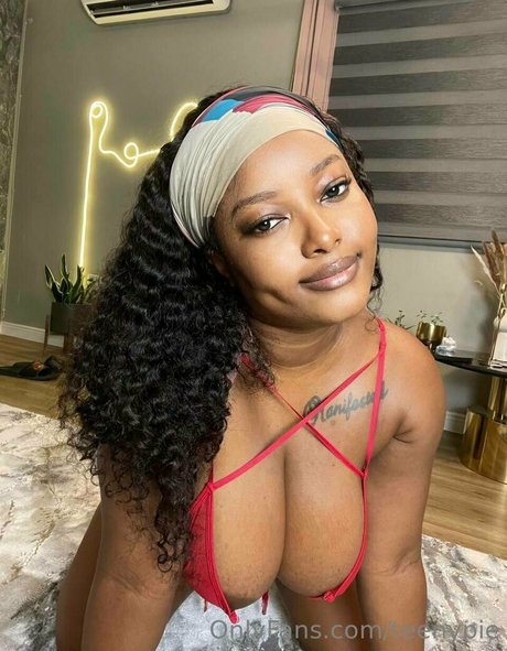 Naakte gelekte OnlyFans-foto van Teenypie