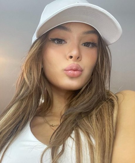 Naakte gelekte OnlyFans-foto van Brighton Sharbino