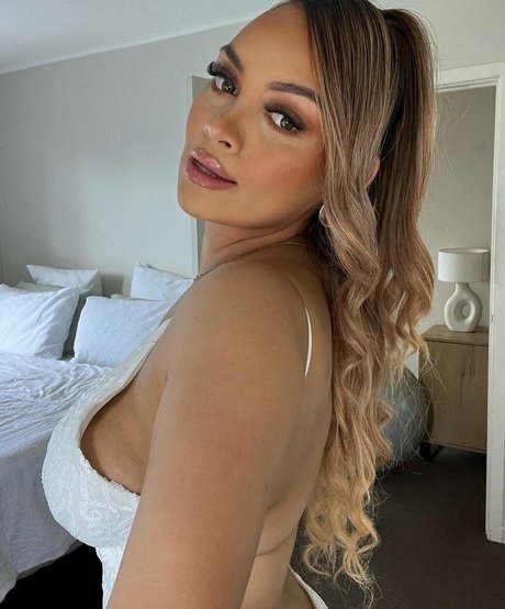 Naakte gelekte OnlyFans-foto van Karina Atavenitia