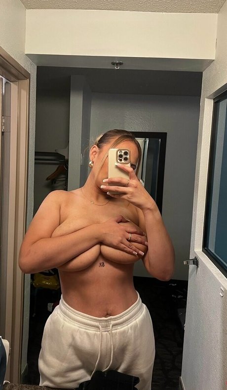 Naakte gelekte OnlyFans-foto van Karina Atavenitia