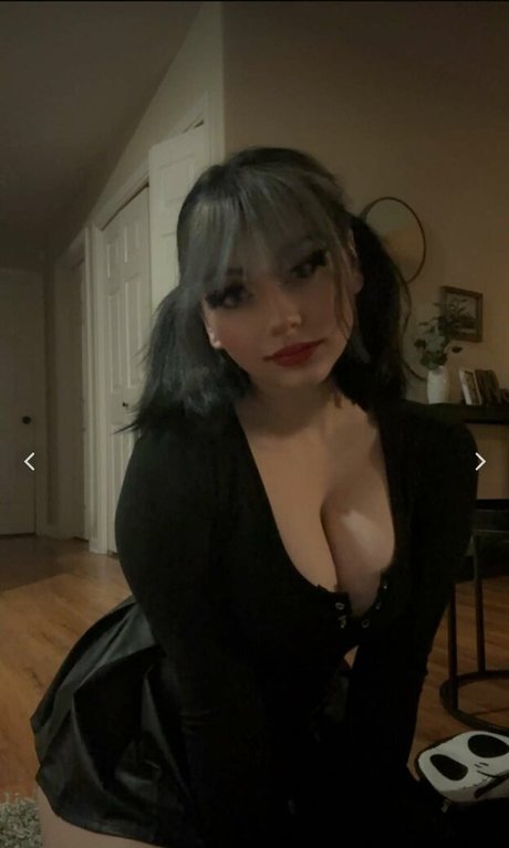 Naakte gelekte OnlyFans-foto van Zich Marie