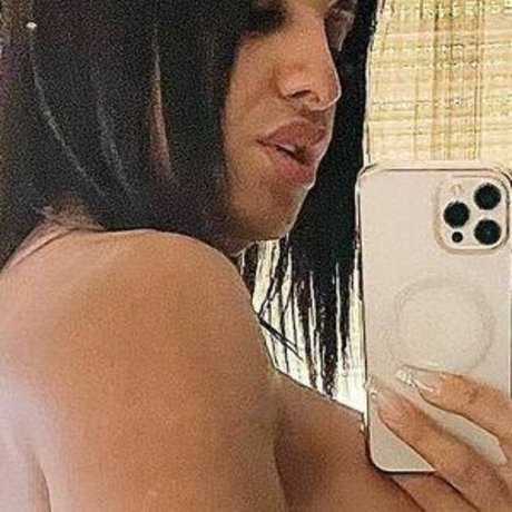 Naakte gelekte OnlyFans-foto van Nami Diamante