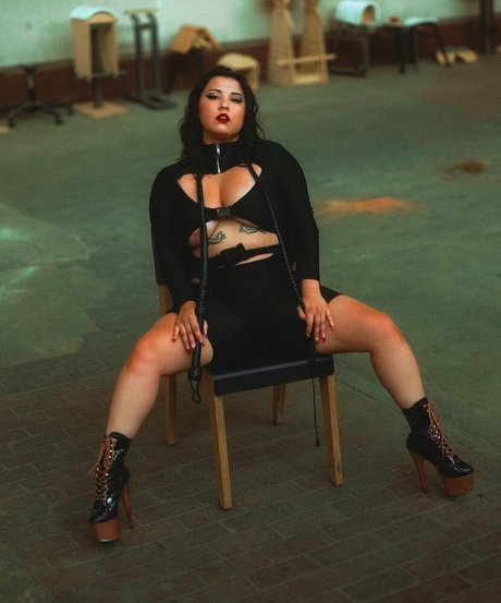 Naakte gelekte OnlyFans-foto van Suki Jade