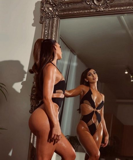 Naakte gelekte OnlyFans-foto van Niki Bianchini