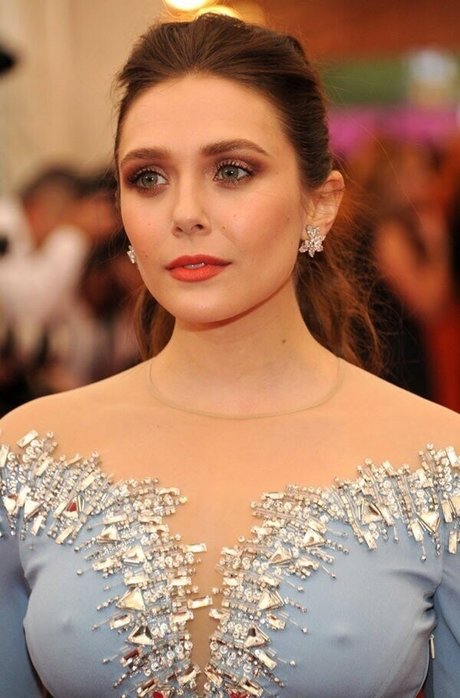 Naakte gelekte OnlyFans-foto van Elizabeth Olsen
