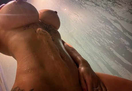Naakte gelekte OnlyFans-foto van Hellenneverstop