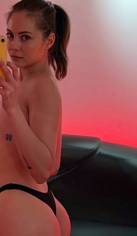 Naakte gelekte OnlyFans-foto van Willa Holland