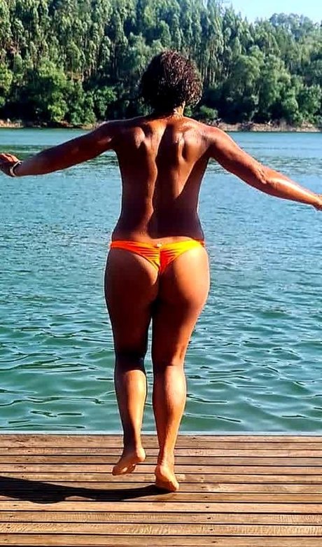 Naakte gelekte OnlyFans-foto van Saira Khan