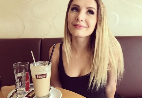 Naakte gelekte OnlyFans-foto van Lauren Southern