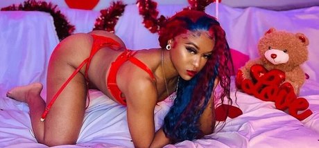Naakte gelekte OnlyFans-foto van Kiera Hogan