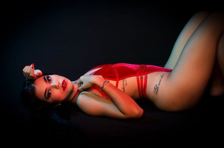 Naakte gelekte OnlyFans-foto van Lia Latina
