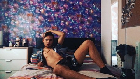 Naakte gelekte OnlyFans-foto van Lewis