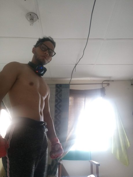 Naakte gelekte OnlyFans-foto van Levii
