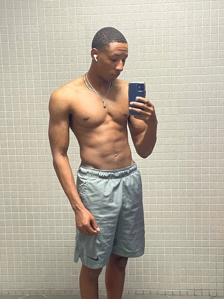 Naakte gelekte OnlyFans-foto van Astroblack
