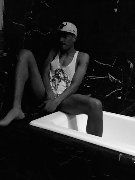 Naakte gelekte OnlyFans-foto van Allofleroyyyhim1136