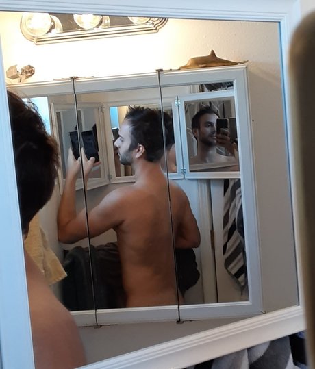 Naakte gelekte OnlyFans-foto van Leon