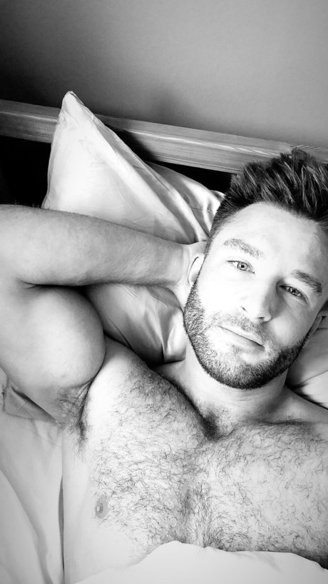 Naakte gelekte OnlyFans-foto van Leo Isaksson